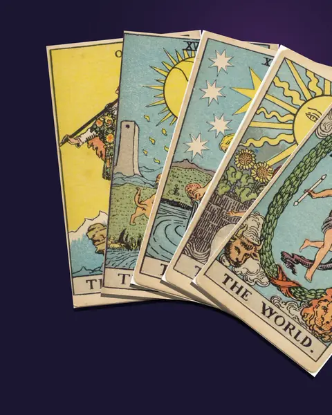 Năm lá bài tarot năm 1909 của Pamela Colman Smith xoè hình quạt: Kẻ Khờ, Mặt Trăng, Ngôi Sao, Mặt Trời và Thế Giới